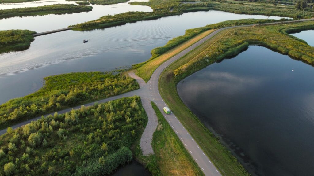 loopbaancoaching An Aerial Photography Of A Road Near The Body Of Water 11034591 1024x576